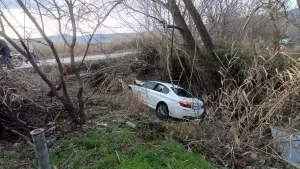 SAKARYA (AA) – Sakarya'nın Pamukova ilçesinde otomobilin sulama kanalına devrilmesi