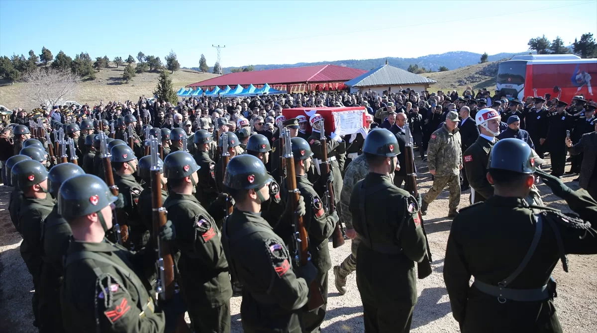 Şehit Sözleşmeli Er Emrullah Gülmez, Kahramanmaraş'ta son yolculuğuna uğurlandı