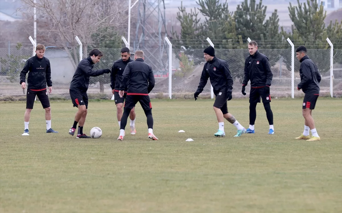 Sivasspor'da Bülent Uygun ilk antrenmanına çıktı