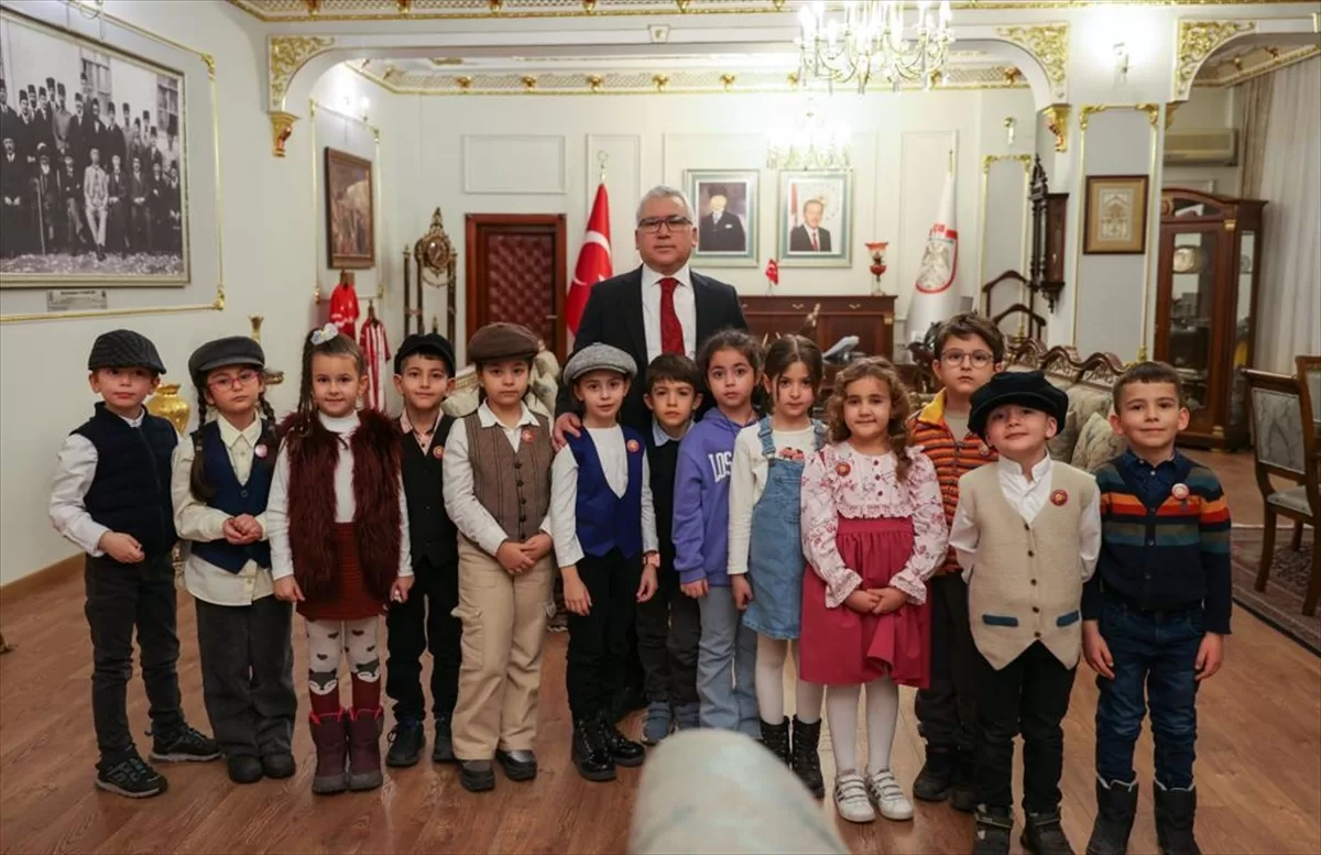 Sivas'ta okuma yazmayı öğrenen öğrenciler ilk mektuplarını Mehmetçik'e yazdı