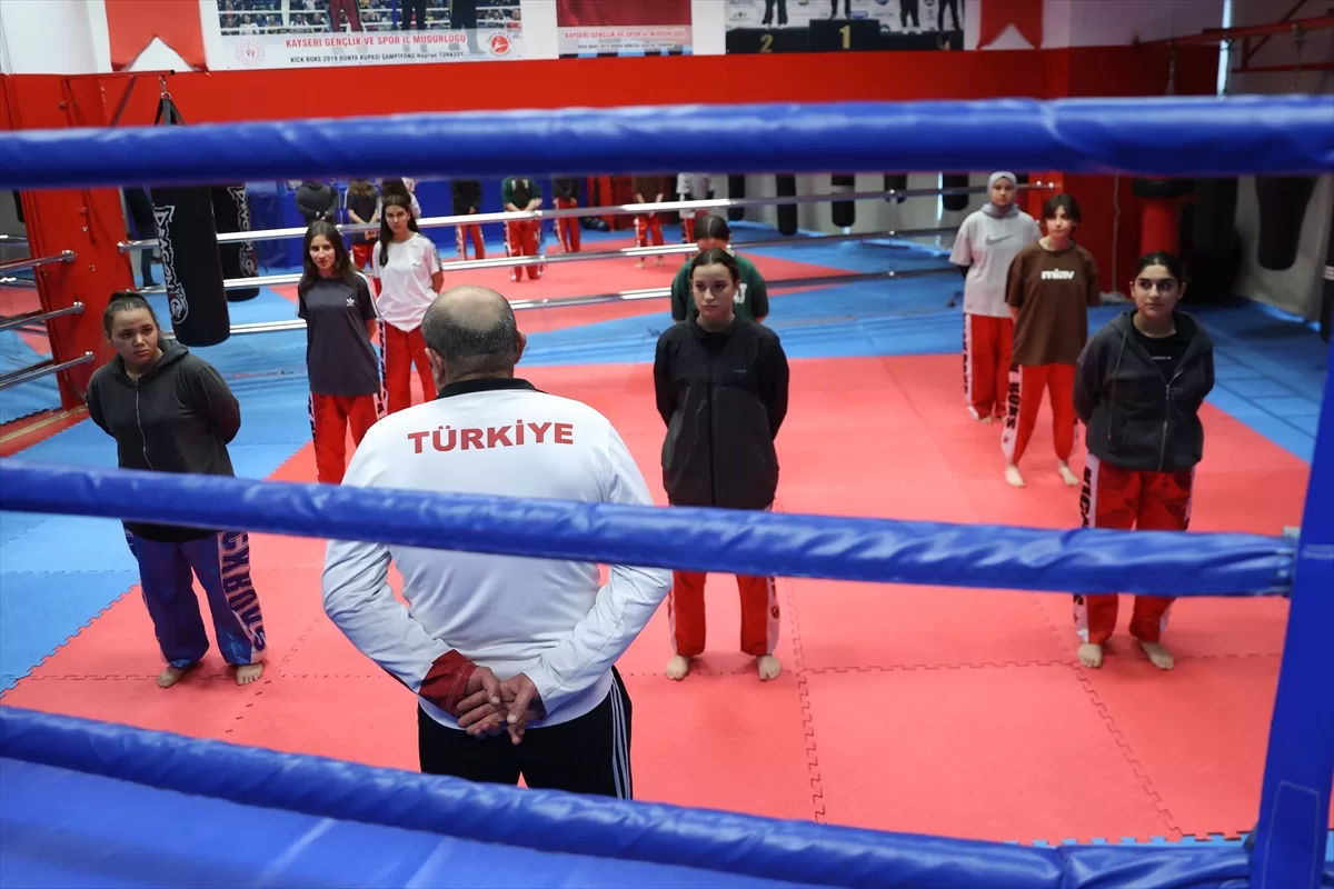 Sporcu olarak ter döktüğü kick boksta şampiyonlar yetiştiriyor