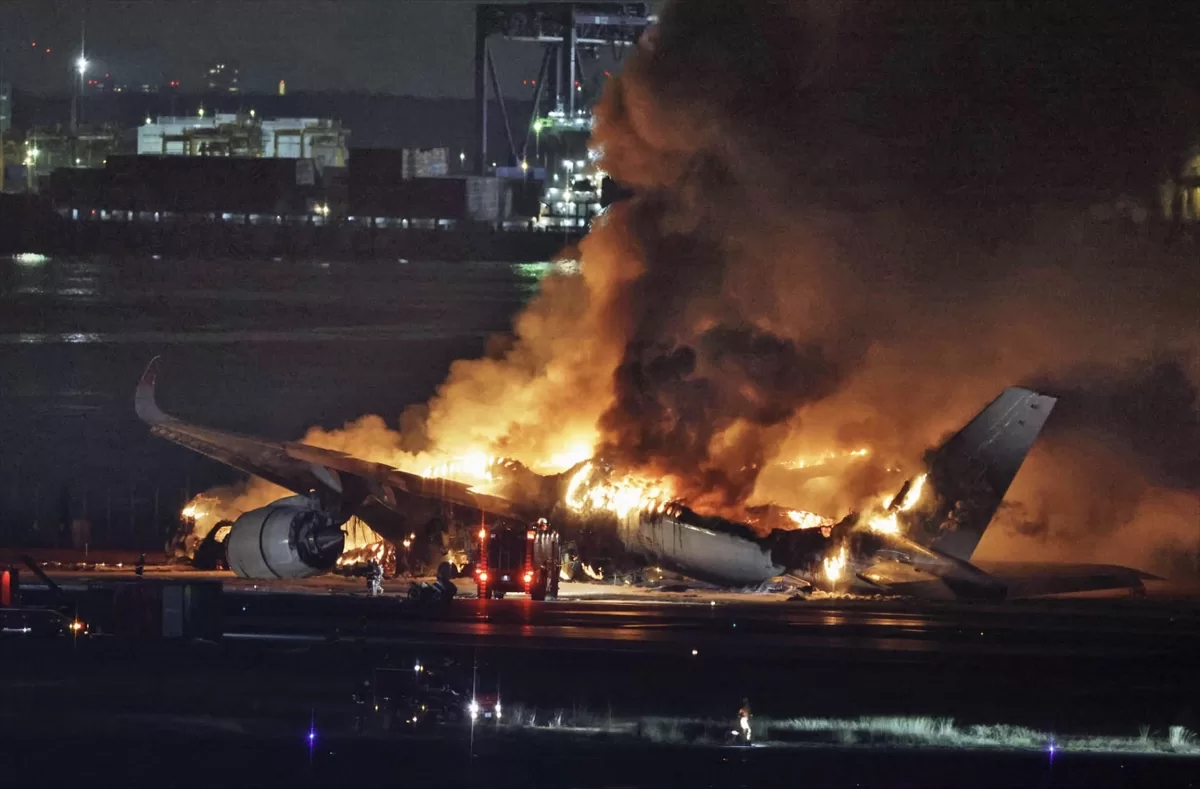 GÜNCELLEME – NHK: Tokyo'da pistte yanan uçakta bulunan 379 yolcu ve mürettebat tahliye edildi