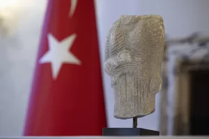 - Aydın'ın Milet Antik Kenti kökenli kore torsosu, Londra Metropolitan