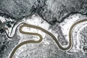 BURSA (AA) – Bursa'nın yüksek kesimlerinde, Uludağ'ın yamaçlarındaki kıvrımlı yollar