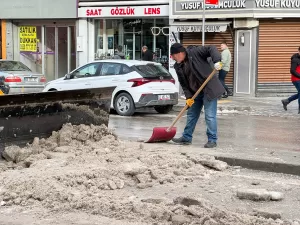 VAN (AA) – Van, Hakkari ve Bitlis'te olumsuz hava koşulları