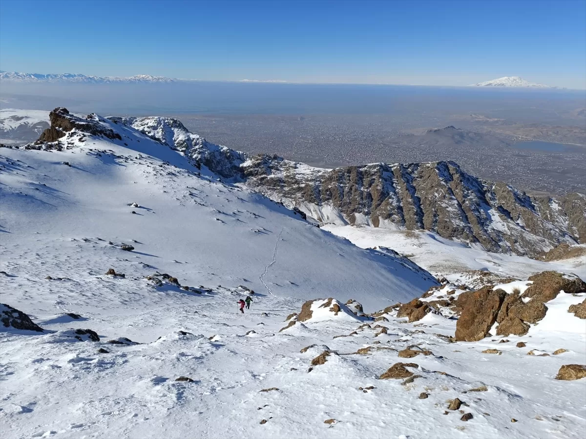 Van'da dağcılar Filistinlilere destek amacıyla zirve tırmanışlarını sürdürüyor