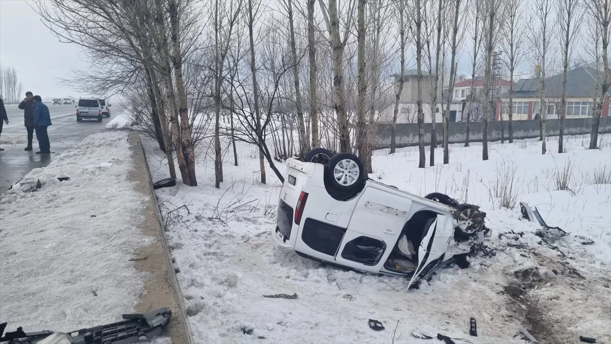 Van'da kamyonet ile hafif ticari aracın çarpıştığı kazada 7 kişi yaralandı