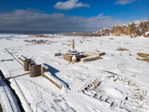 VAN (AA) – Van'da etkili olan karın ardından tarihi yapılar