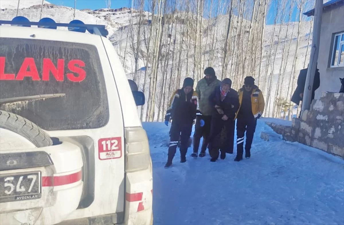 Van'da yolu kardan kapanan mahallede rahatsızlanan kadını ekipler hastaneye ulaştırdı
