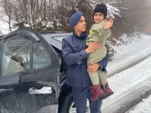 YALOVA (AA) – Yalova'nın Çınarcık ilçesinde çıktıkları yayla yolunda karda