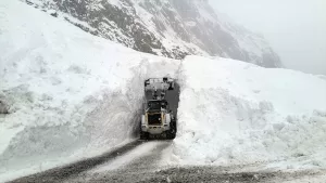 HAKKARİ (AA) – Hakkari'nin Yüksekova ilçesinde karla mücadele ekipleri, çığ