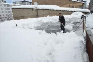 HAKKARİ (AA) – Hakkari'nin Yüksekova ilçesinde iş yeri sahipleri, dün