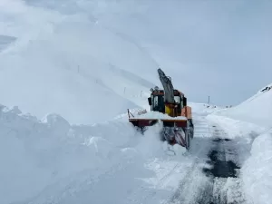 HAKKARİ (AA) – Hakkari'nin Yüksekova ilçesinde, kardan kapanan köy, mezra