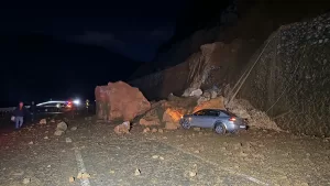 - Güzergahta seyir halindeki bir otomobilde, düşen kaya parçaları nedeniyle