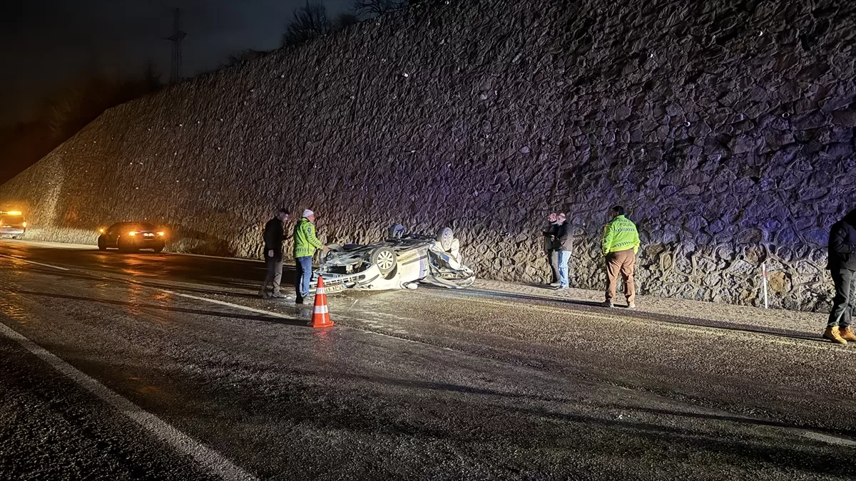 Zonguldak'ta 15 metre yükseklikten kara yoluna düşen otomobildeki 2 kişi öldü