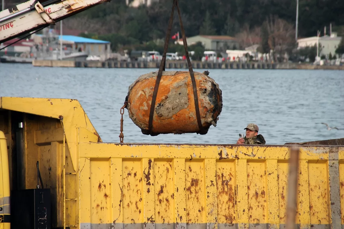 Zonguldak'ta balıkçıların ağına takılan deniz mayını SAS ekiplerince götürüldü