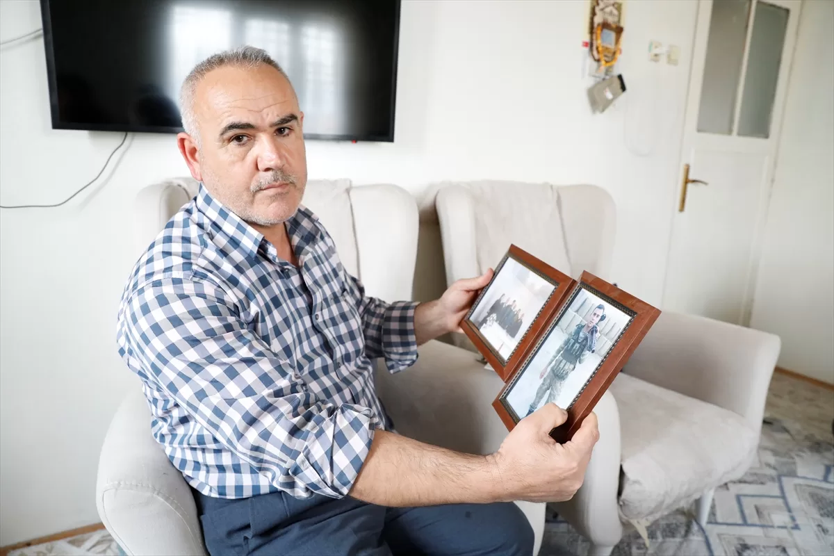 6 ŞUBAT DEPREMLERİNİN BİRİNCİ YILI – Ailesinden 10 kişiyi depremde kaybeden şehit babası yakınlarına özlemini fotoğraflarla gideriyor