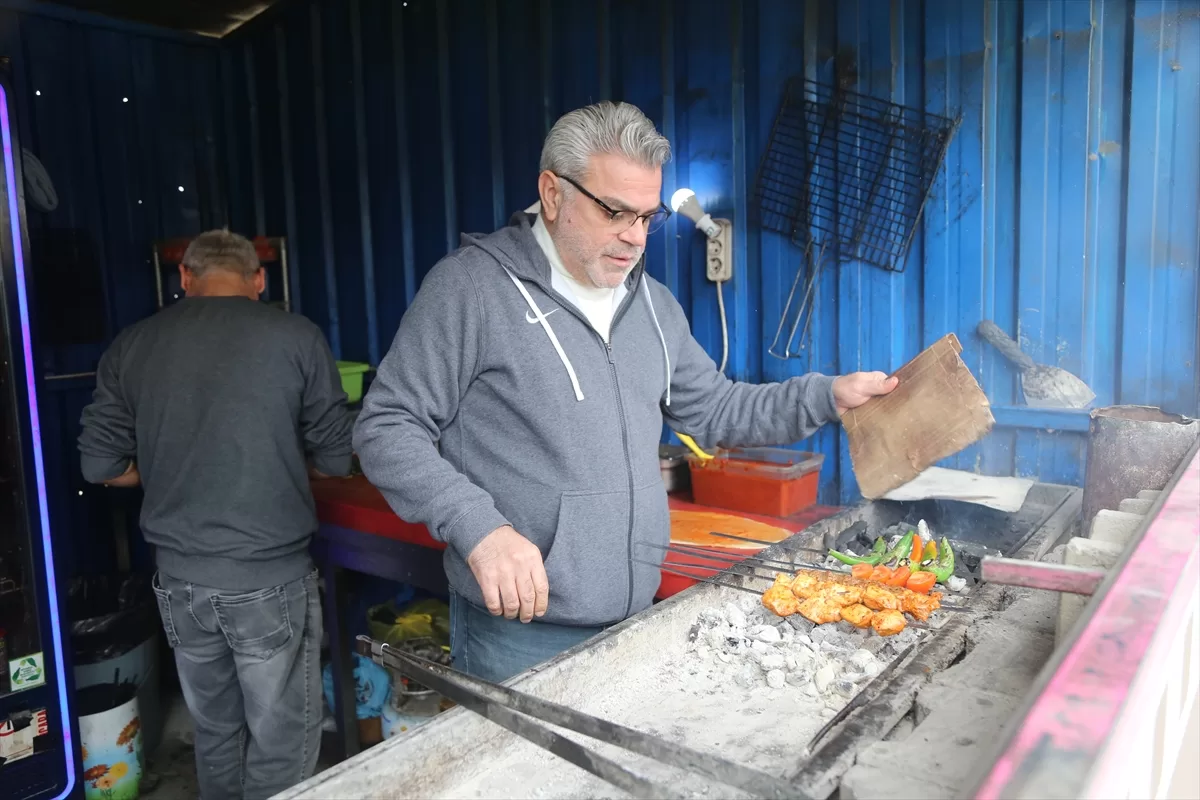 6 ŞUBAT DEPREMLERİNİN BİRİNCİ YILI – Hatay esnafı depremin acısına tabelalarıyla direniyor