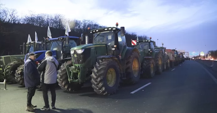 Fransa’da çiftçiler, traktörleriyle Paris’e ulaşımı engelledi