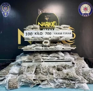 ADANA (AA) – Adana'da ahşap yüklü tırda 100 kilo 700