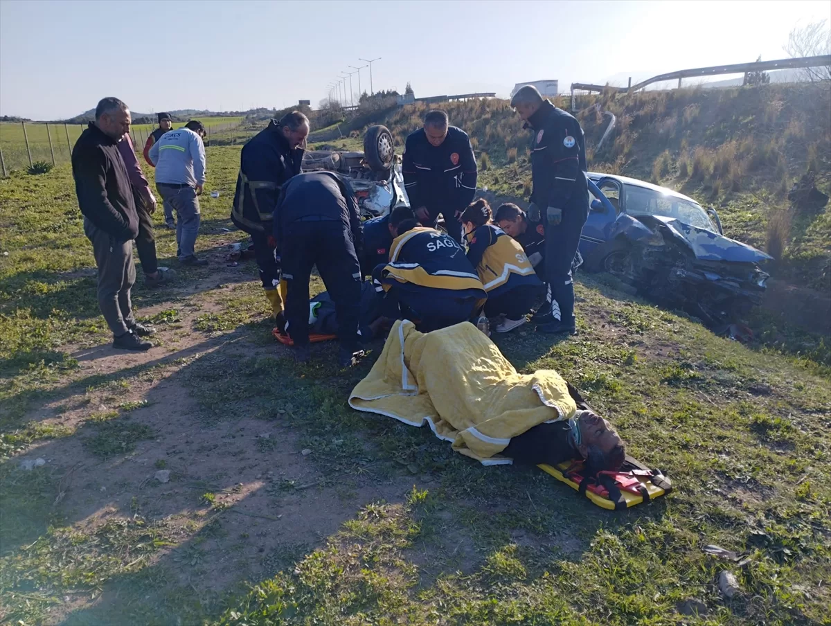 Adana'da iki otomobilin çarpıştığı kazada 2 kişi öldü, 4 kişi yaralandı