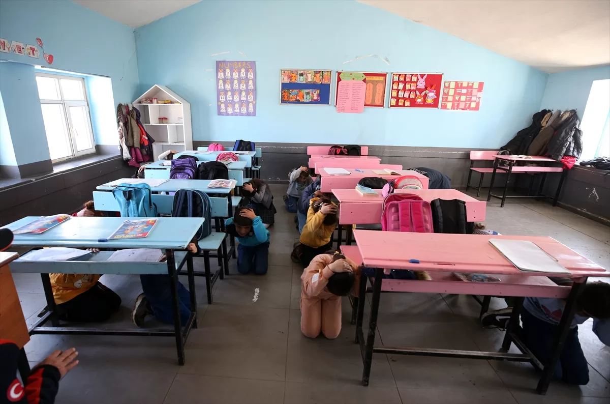 AFAD ekipleri Muş'ta öğrenci ve öğretmenleri deprem konusunda bilinçlendiriyor