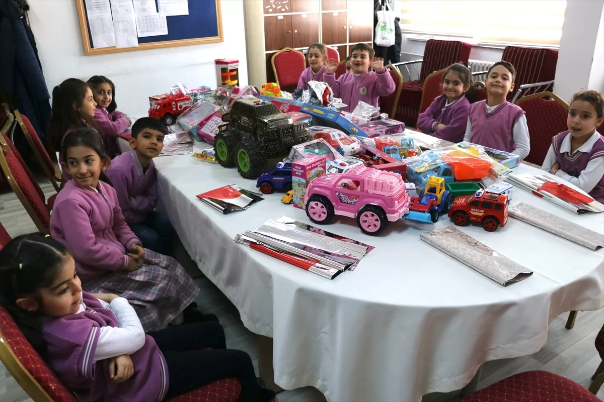 Ağrı'daki öğrenciler depremzede çocuklara oyuncak gönderdi