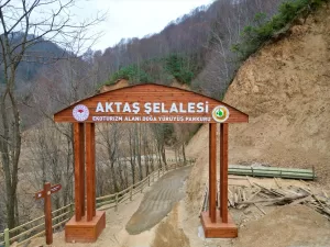 - İlçeye 11 kilometre mesafedeki şelaleye ulaşımı kolaylaştıran "Aktaş Şelalesi