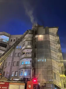 ANTALYA (AA) – Antalya'nın Alanya ilçesinde restoranın bacasında çıkan ve