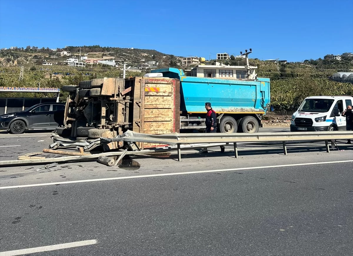 Alanya'da iki kamyonun çarpıştığı kazada 2 kişi yaralandı