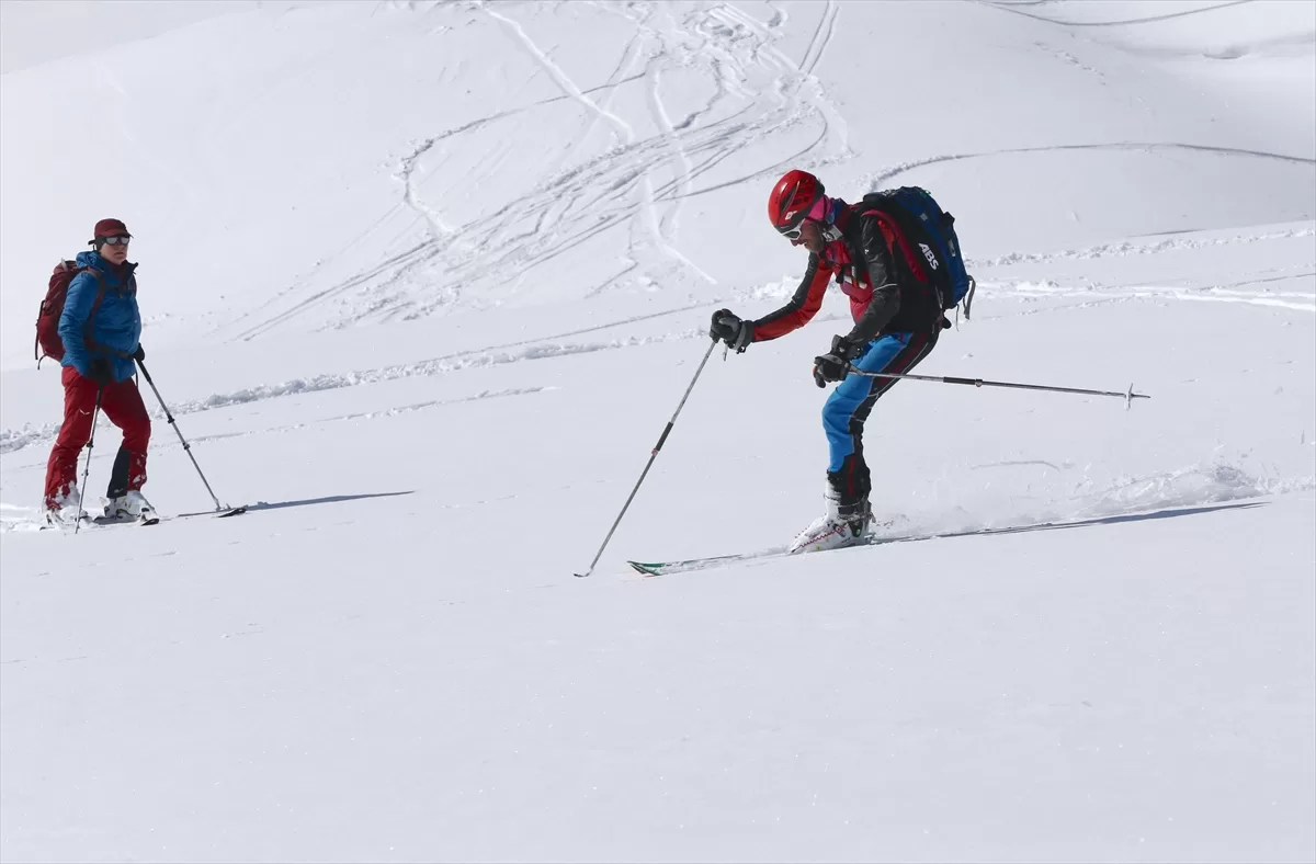 Almanya ve Avusturya'dan gelen kayakçılar Hakkari'de dağ kayağı yaptı