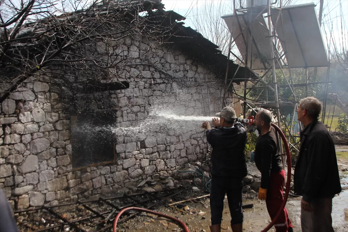 Antalya'da evinde çıkan yangında yaralanan kadın komşularınca kurtarıldı