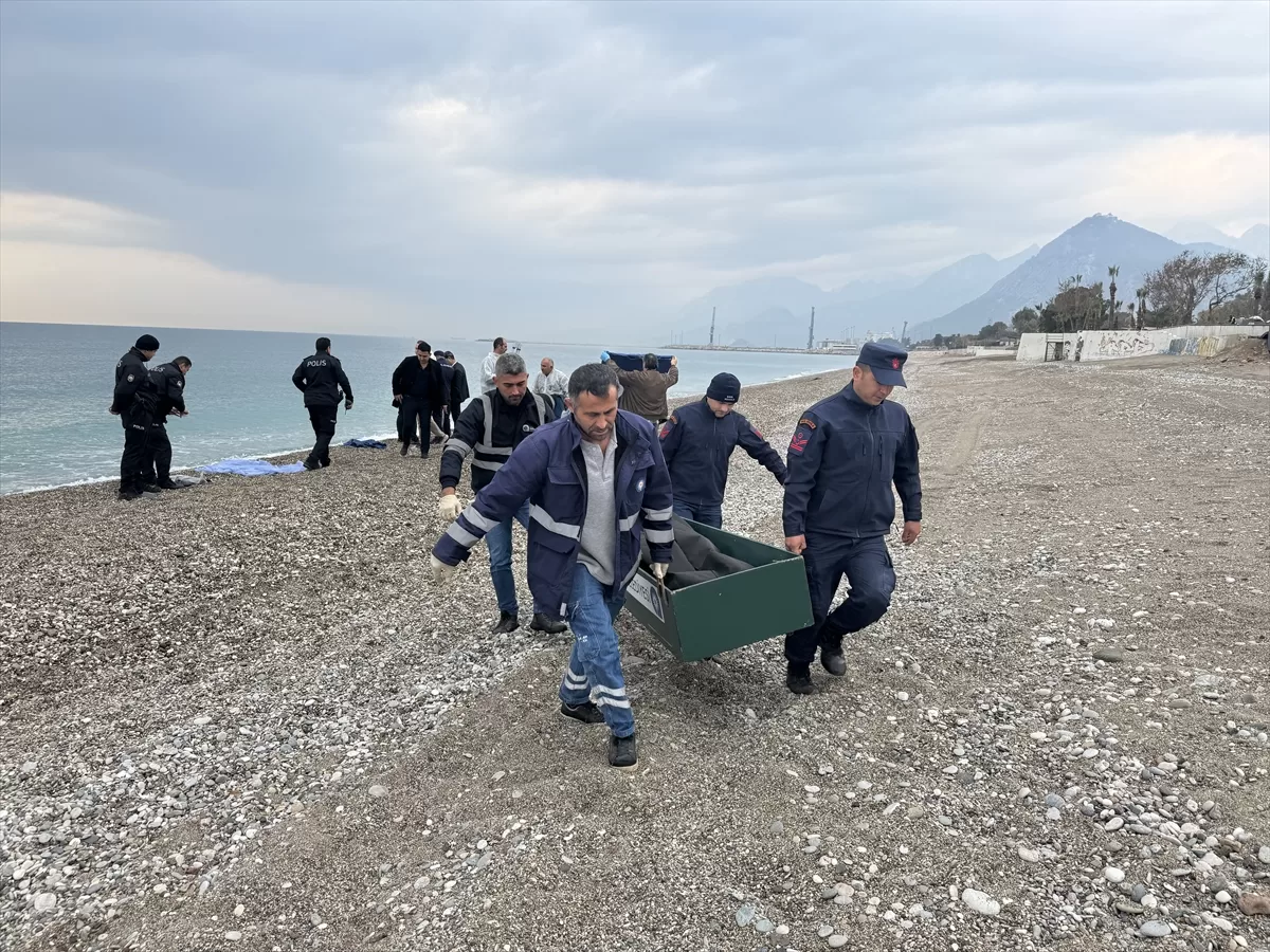Antalya'da sahilde erkek cesedi bulundu