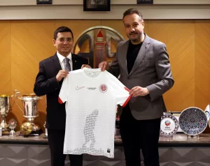 - AK Parti'nin Antalya Büyükşehir Belediye Başkan adayı Hakan Tütüncü