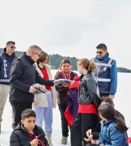 ARDAHAN (AA) – Ardahan'da bir grup ortaokul öğrencisi, İl Emniyet