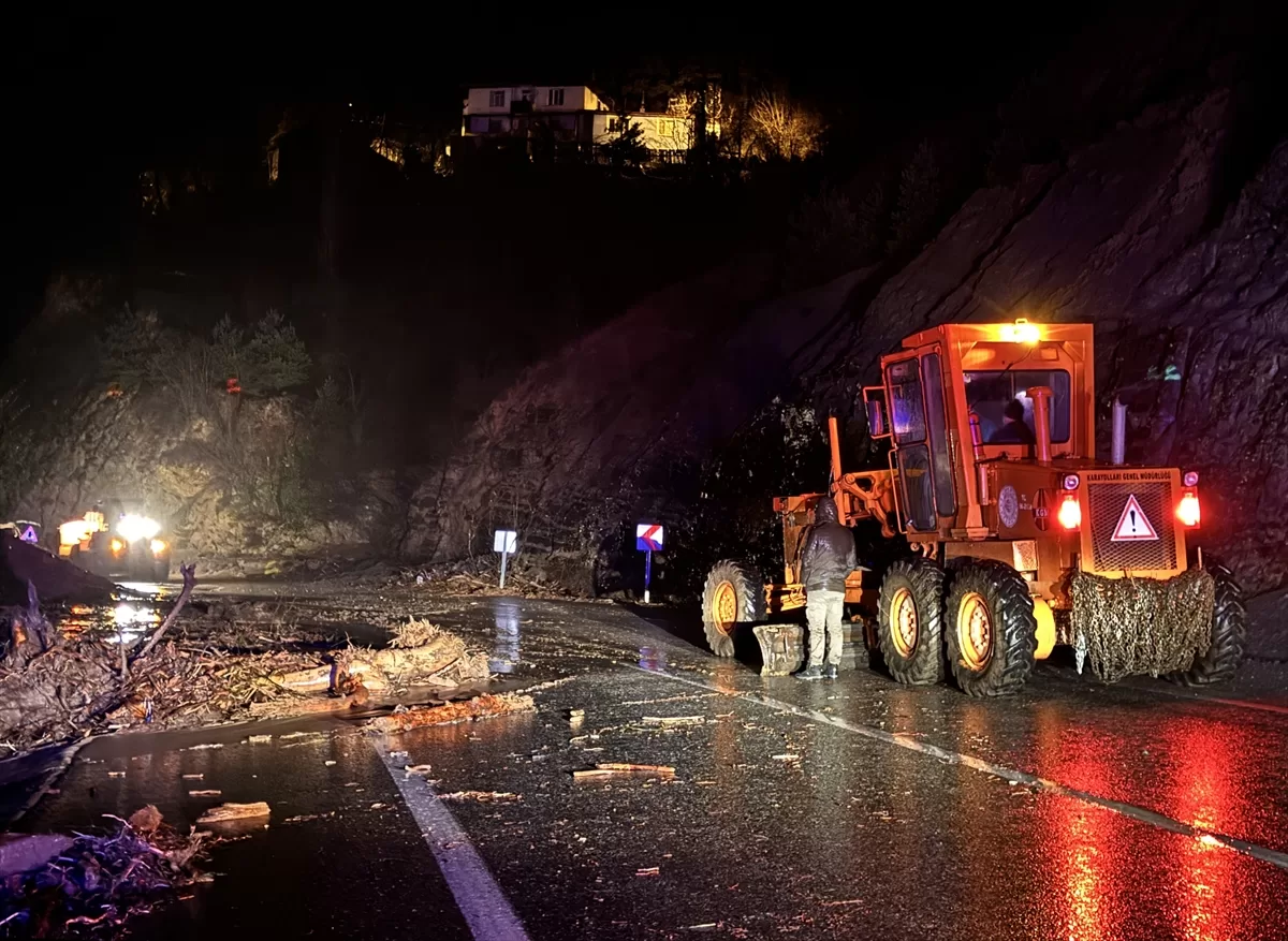 Artvin'de derenin taşması sonucu camide mahsur kalanlar kurtarıldı