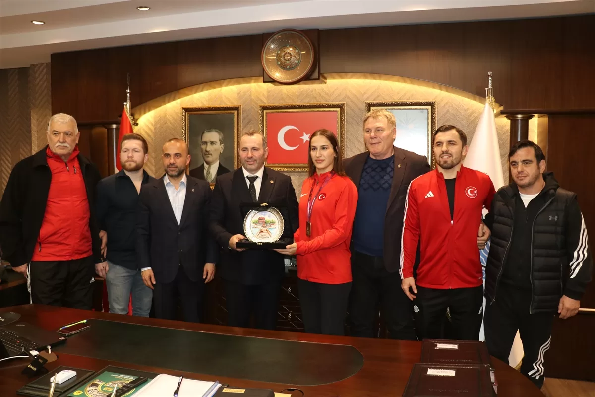 Avrupa şampiyonu milli güreşçi Buse Tosun Çavuşoğlu, Yalova Belediyesini ziyaret etti
