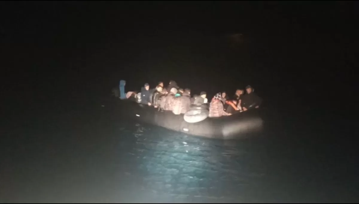 Ayvalık açıklarında 57 düzensiz göçmen yakalandı