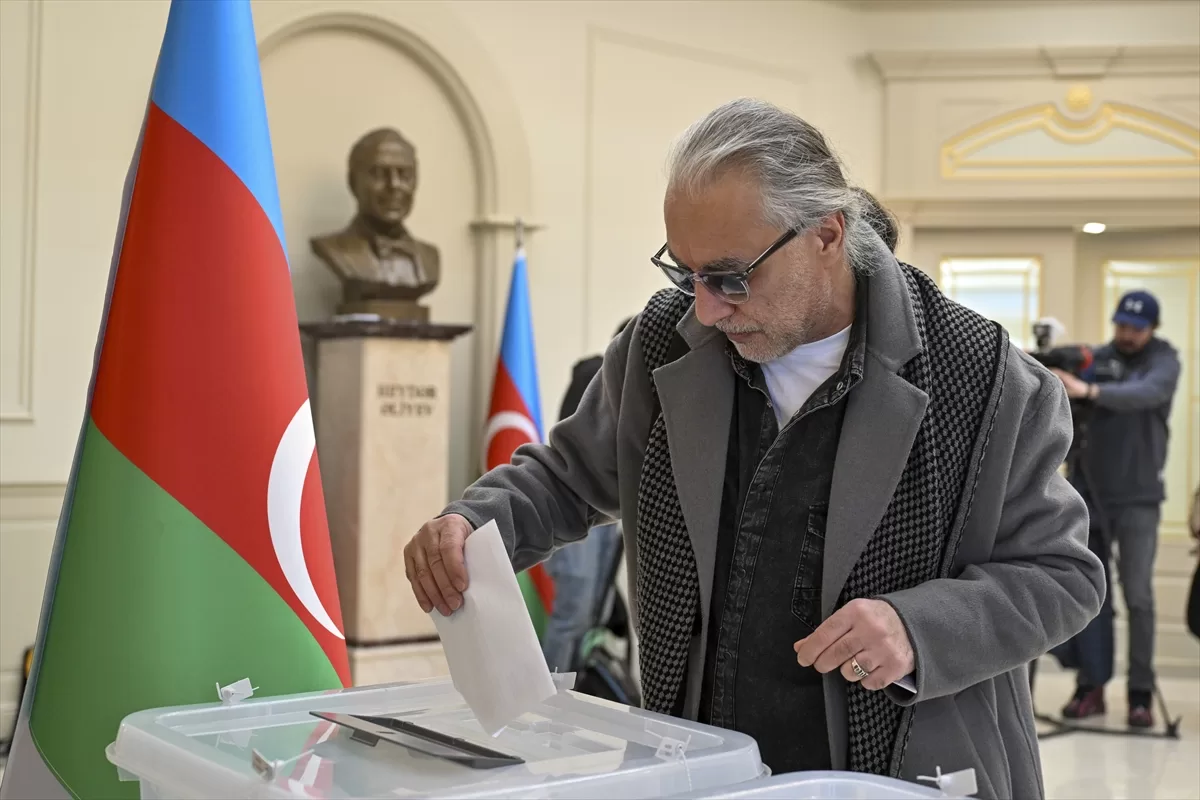 Azerbaycan vatandaşları cumhurbaşkanı seçimi için Ankara'da sandık başına gitti