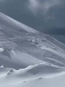 VAN (AA) – Van'ın Bahçesaray ilçesinde kapanan mahalle yolunda karla