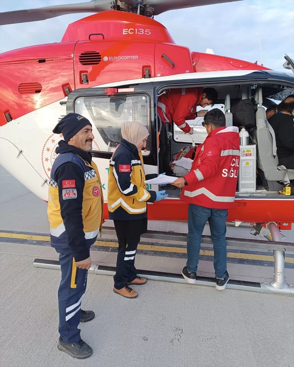 Bahçesaray'da rahatsızlanan kişi ambulans helikopterle Van'a nakledildi