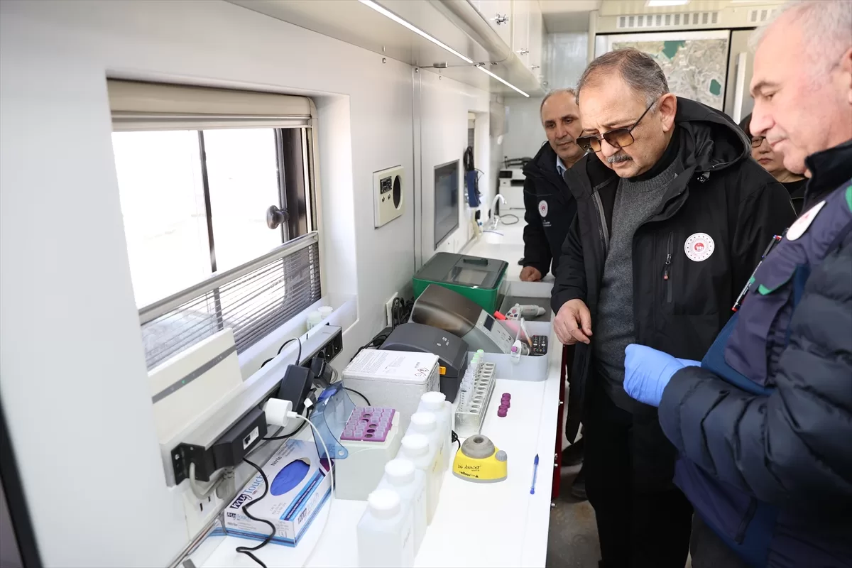 Bakan Özhaseki, İliç'te Mobil Su ve Atıksu İzleme Laboratuvarı'nda incelemelerde bulundu