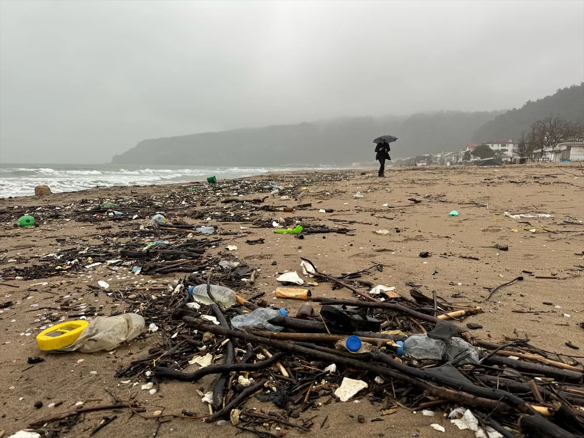 Bartın'da sağanakla sürüklenen atıklar İnkumu sahilinde kirliliğe yol açtı