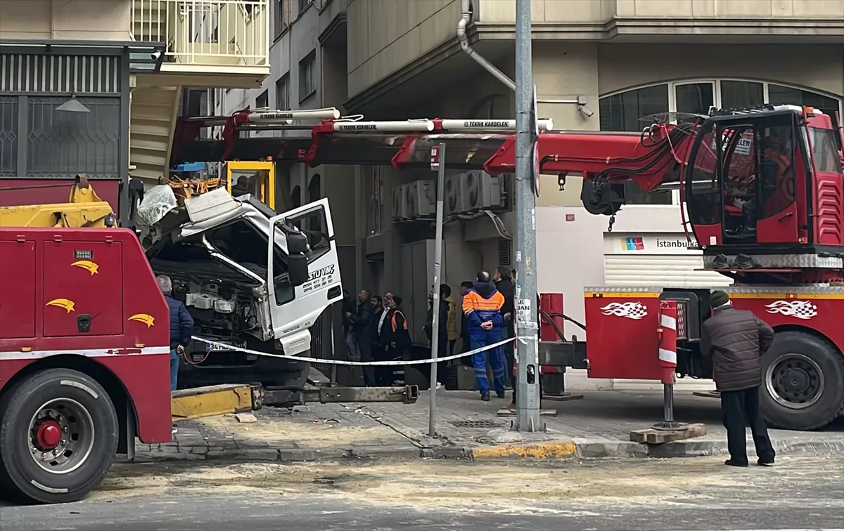 Beyoğlu'nda iki vincin karıştığı kazada 1 kişi yaralandı