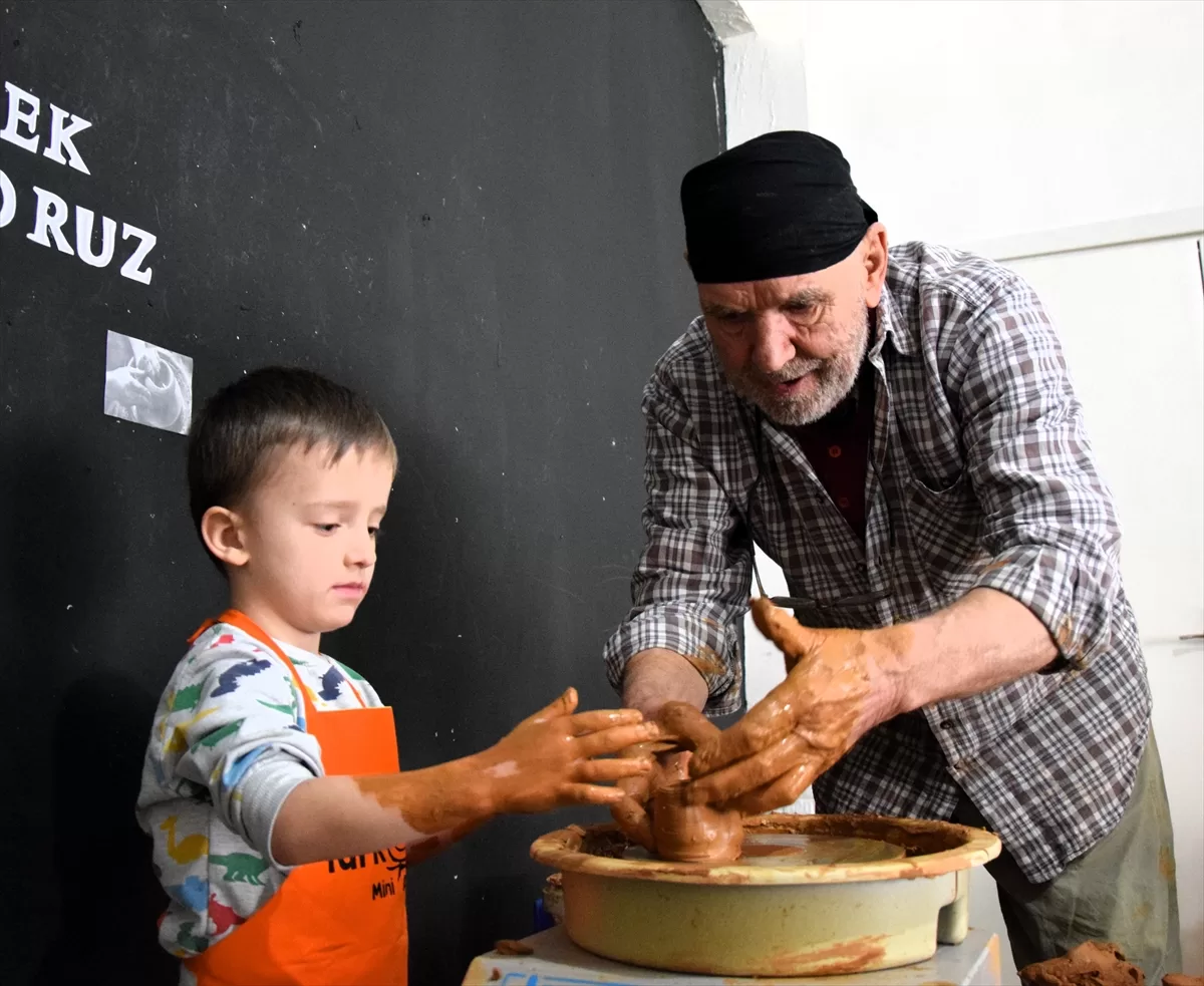 Bilecikli “Yaşayan İnsan Hazinesi” okullarda çocuklara çömlek sanatını öğretiyor