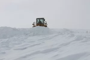 BİNGÖL (AA) – Bingöl'ün Karlıova ilçesinde metrelerce yükseklikteki karla mücadele