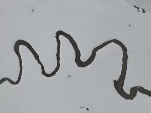 BİNGÖL (AA) – Bingöl'ün yüksek rakımlı bölgesinde karla kaplanan menderesler,