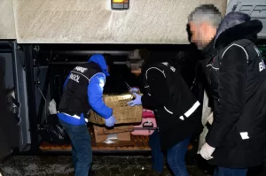 BİNGÖL (AA) – Bingöl'de polis, durdurulan yolcu otobüsünün bagajındaki kombilerin