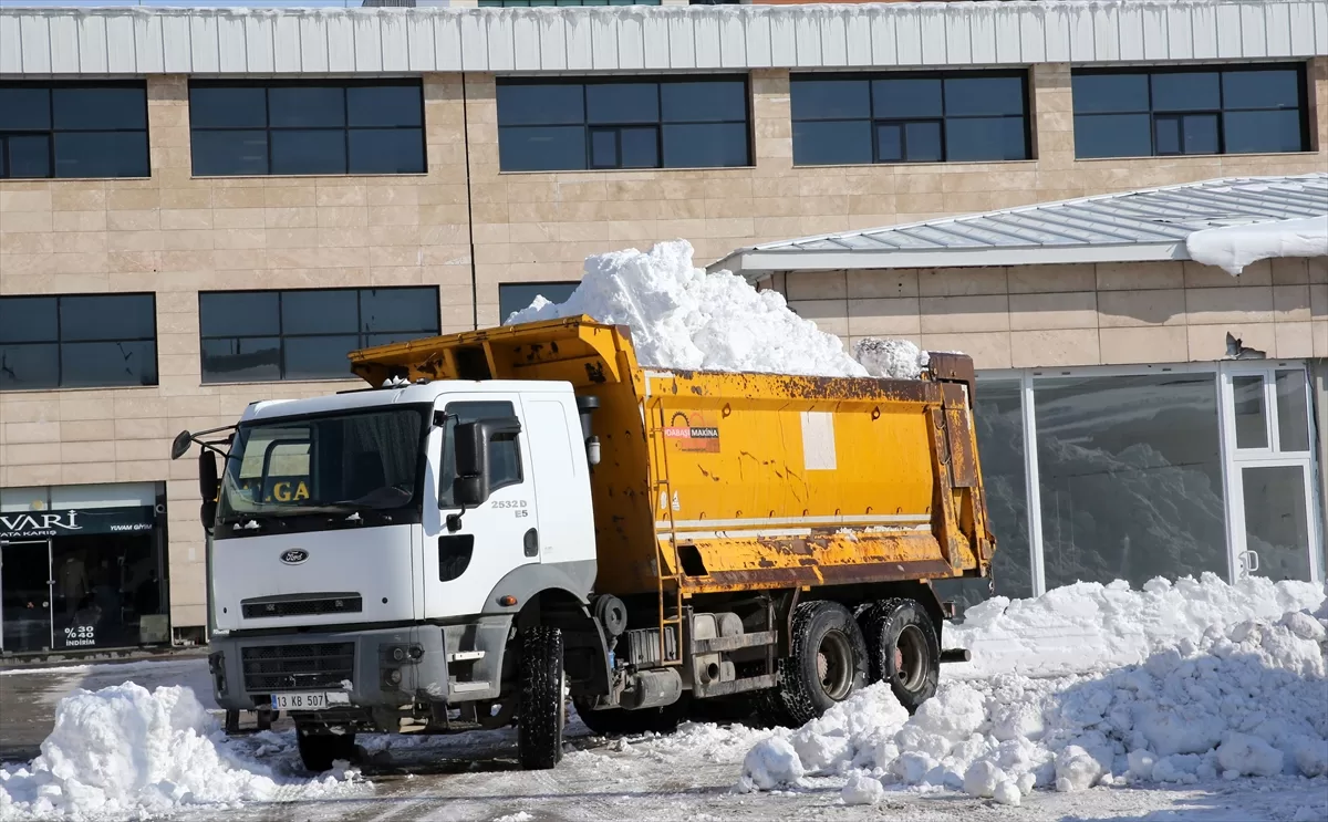 Bitlis'te cadde ve sokaklarda biriken kar kamyonlarla kent dışına taşınıyor