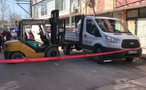 BURSA (AA) – Bursa'nın Osmangazi ilçesinde geri manevra yapan kamyonetin